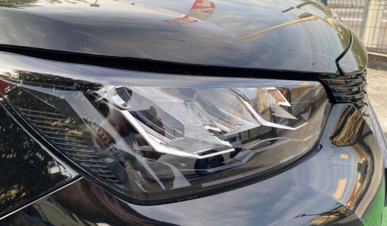 PEUGEOT E-2008 de 2023 100% eléctrico, completo