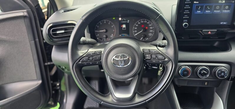 Toyota Yaris 1.0 VVT-i Comfort 2021 | 5L/100km Safety Sense completo