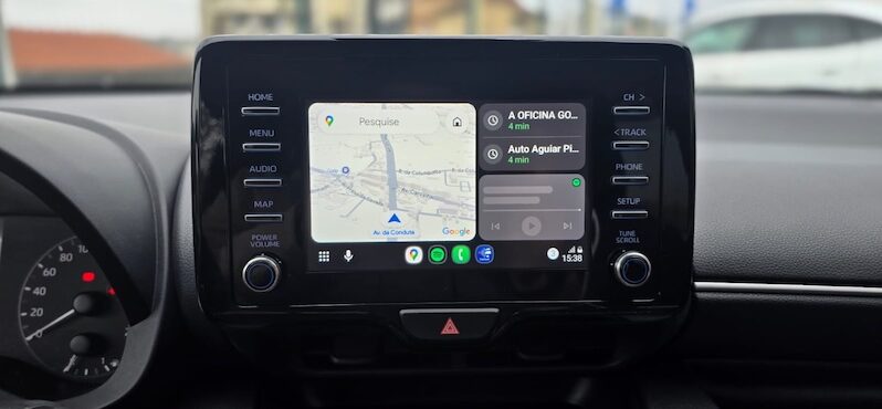 Toyota Yaris 1.0 VVT-i Comfort 2021 | 5L/100km Safety Sense completo