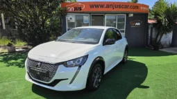 Peugeot e-208 Style 2023 vista frontal com design hatchback elétrico