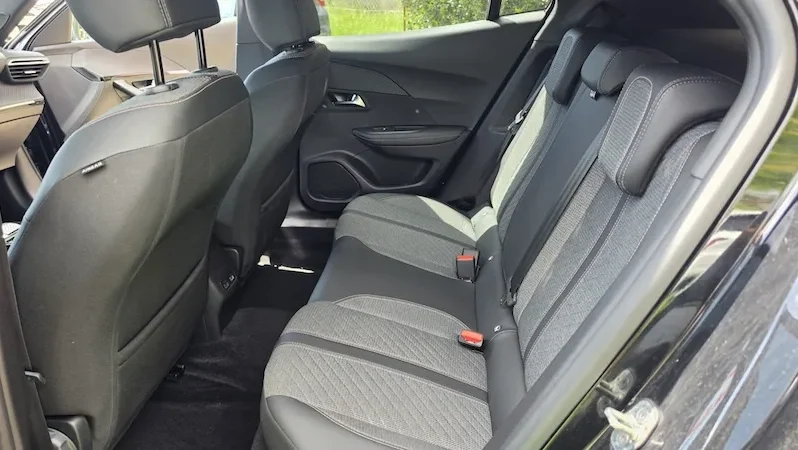 Peugeot e-2008 50kWh Allure 2025 à Venda no Porto | Garantia de fábrica completo