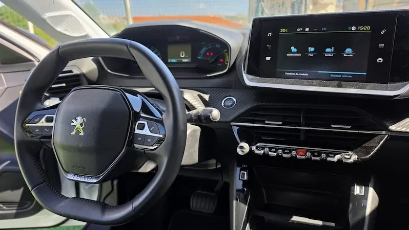 Peugeot e-208 Style 50kWh 2023 136cv 37 mil km completo