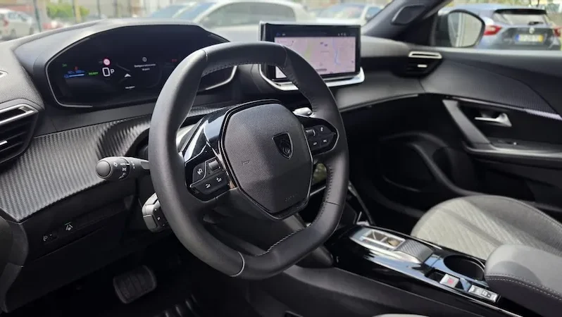 Peugeot e-2008 50kWh Allure 2025 à Venda no Porto | Garantia de fábrica completo