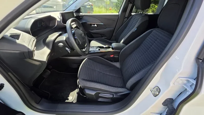 Peugeot e-208 Style 50kWh 2023 136cv 37 mil km completo