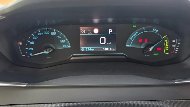 Peugeot e-208 Style 50kWh 2023 136cv 37 mil km completo