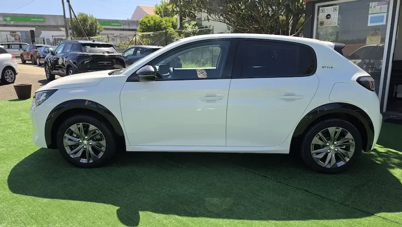 Peugeot e-208 Style 50kWh 2023 136cv 37 mil km completo
