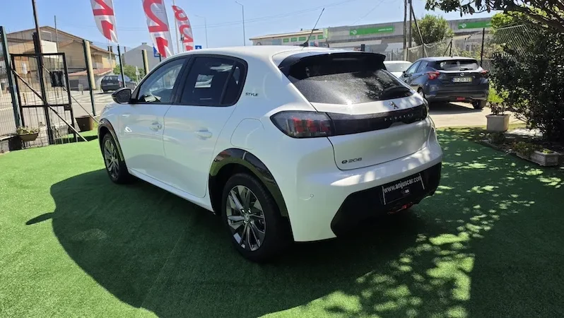 Peugeot e-208 Style 50kWh 2023 136cv 37 mil km completo