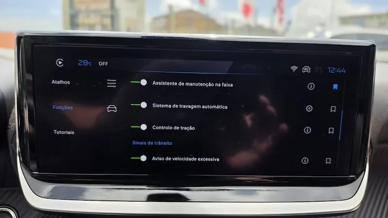 Peugeot e-2008 50kWh Allure 2025 à Venda no Porto | Garantia de fábrica completo