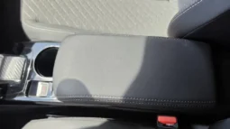 Peugeot e-2008 50kWh Allure 2025 à Venda no Porto | Garantia de fábrica completo