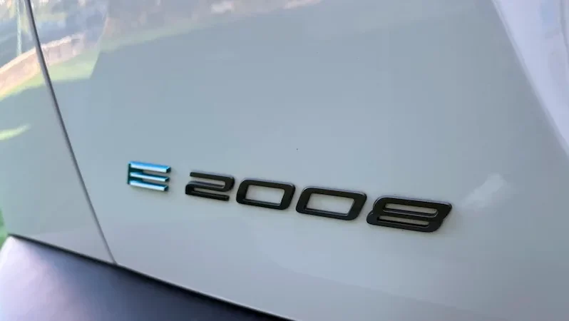 Peugeot e-2008 54 kWh Style 2025 | Porto em Gondomar | Stand Anjuscar completo