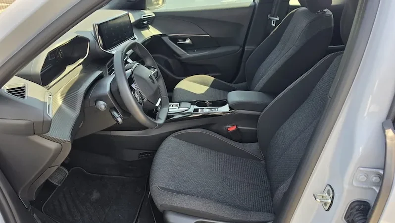 Peugeot e-2008 54 kWh Style 2025 | Porto em Gondomar | Stand Anjuscar completo